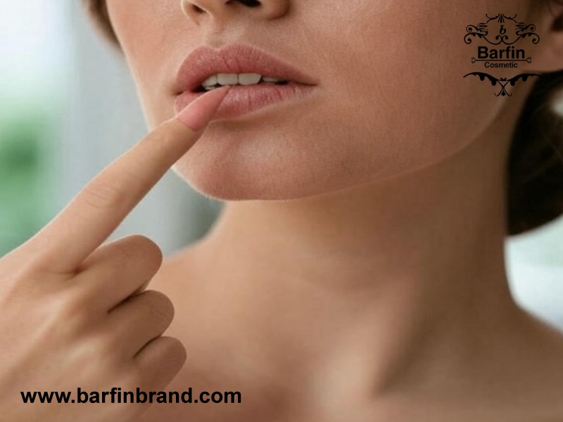 ضربه ‌زدن آرام انگشت روی رژ