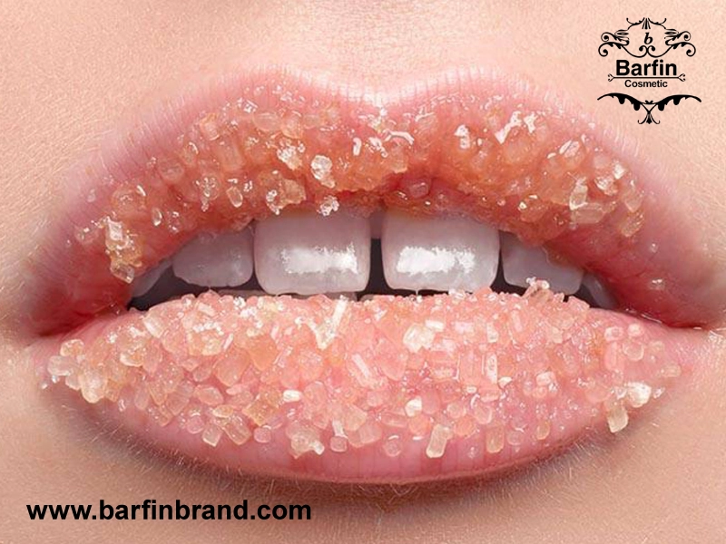 یکی از مراحل کلیدی در آماده سازی لب ها اسکراب است