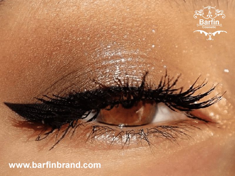 خط چشم گربه‌ ای برای چشم بادامی